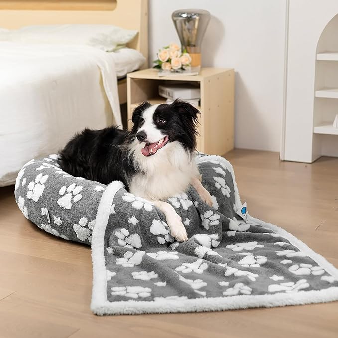 Donut Dog Beds for Small Dogs, Calming Round Cat Beds for Indoor Cats, Cute 3D Textured Paw Pet Bed with Removable Washable Cover and Anti-Slip Bottom（Grey，23"）