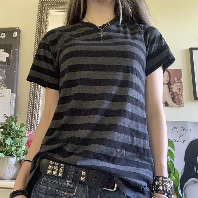 Gothic Tees for Women Y2K Grunge Graphic Short Sleeve Crew Neck T-Shirts 90s Vintage Aesthetic Emo Clothes